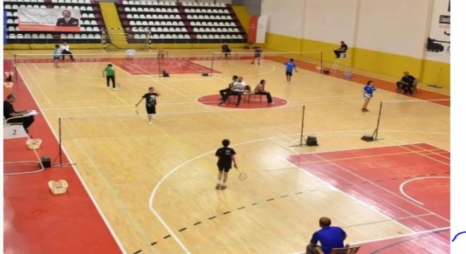 Analig badminton çeyrek finalleri  başladı